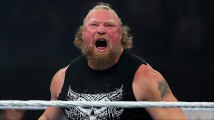 Brock Lesnar revela la farsa de su retiro y ataca a Oba Femi en WWE Raw.