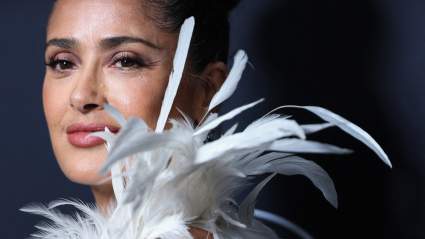 Salma Hayek, de 59 años, luce angelical con un vestido blanco de plumas en el Festival de Cine de Cannes.
