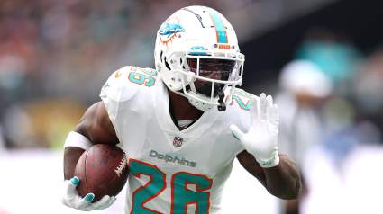 Los Bears fichan a un corredor de 1,78 m y 89 kg, exjugador de los Dolphins, en la agencia libre.