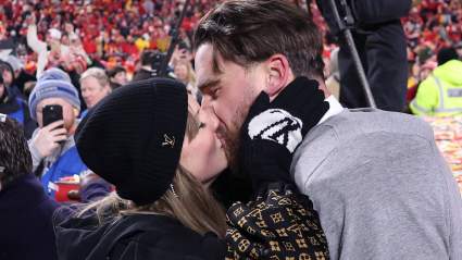 Taylor Swift cautiva a Nueva York con un impresionante vestido negro de 1290 dólares en una cita con Travis Kelce.