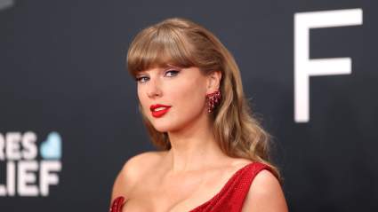 Taylor Swift luce radiante en nuevas selfies mientras salen a la luz noticias "polémicas" sobre su boda.