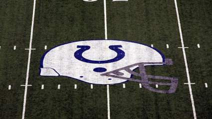 Los Colts rescinden el contrato con el exjugador de baloncesto reconvertido en liniero tras una lesión que puso fin a su temporada.