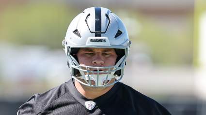 Tyler Linderbaum, la estrella de los Raiders valorada en 81 millones de dólares, anuncia una importante noticia personal.