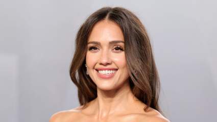 Jessica Alba acapara todas las miradas con un atrevido corsé rojo durante la glamurosa celebración de su 45 cumpleaños.