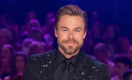 Derek Hough se sincera vulnerablemente sobre haber tenido una pistola apuntándole a la cabeza.