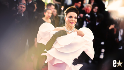 Joan Collins, de 92 años, luce etérea con un vestido blanco en la noche de inauguración del 79º Festival de Cine de Cannes (FOTOS).