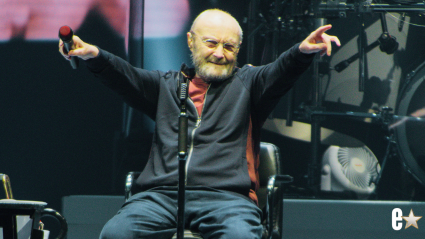 El ícono musical Phil Collins camina con muletas en una conmovedora y poco común aparición pública en medio de problemas de salud.