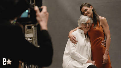 Katie Holmes aparece con su madre en un momento único y hermoso en la alfombra roja (FOTOS)