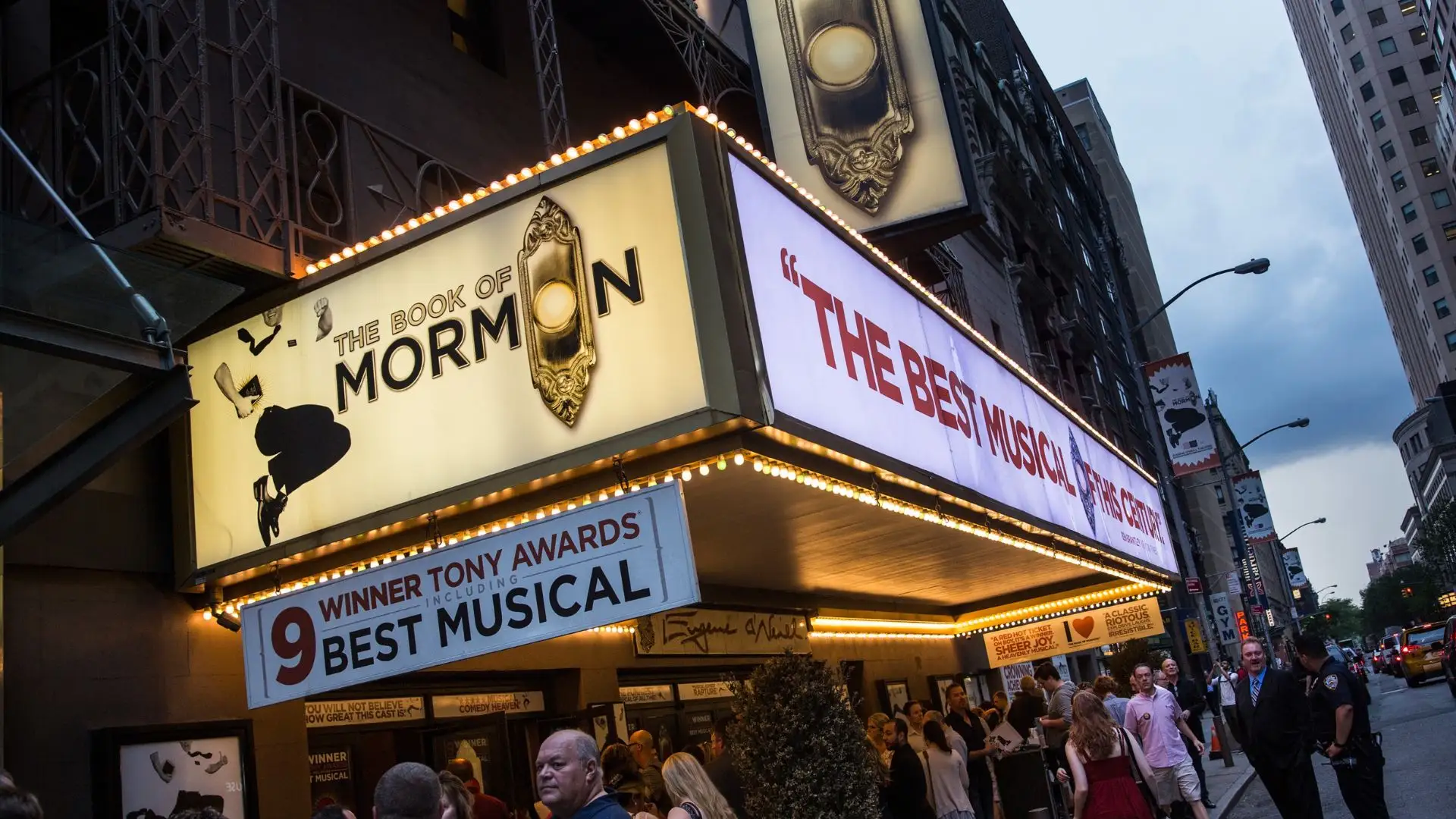 El musical 'El Libro de Mormón' cierra temporalmente sus puertas en Broadway tras un incendio devastador.