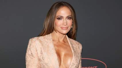 Jennifer Lopez, de 56 años, muestra su belleza natural en un video sin maquillaje.