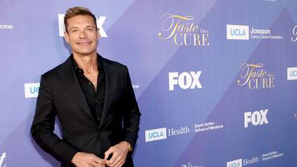 Ryan Seacrest revela el truco secreto que él y Pat Sajak utilizan para presentar 'La Ruleta de la Fortuna'.
