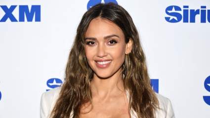 Jessica Alba y su hija Honor combinan sus atuendos para una elegante salida nocturna.