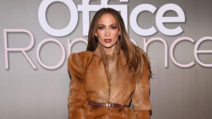 Jennifer Lopez admite que filmar escenas de besos todavía la pone nerviosa.