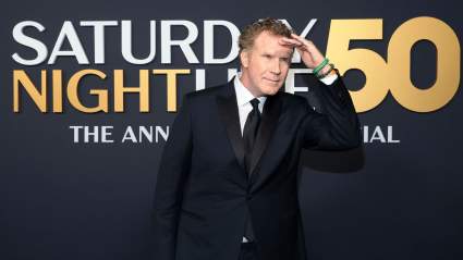Will Ferrell dice que está vendiendo camisetas en un mercadillo, y los fans no saben qué creer.