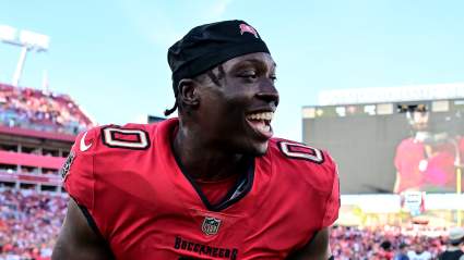 Los Bears intercambian un lanzamiento y le arrebatan al ala defensiva Yaya Diaby de los Buccaneers.