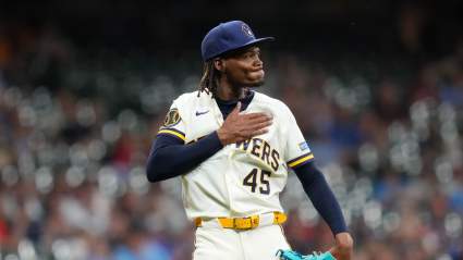 El cerrador de los Brewers fue suspendido por una celebración "inaceptable" hacia el banquillo de los Cardinals.
