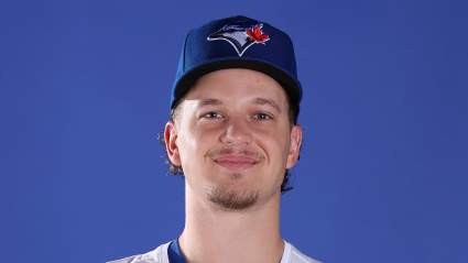 Los Blue Jays ascienden a un prometedor lanzador para su debut en la MLB en medio de un creciente número de lesiones.