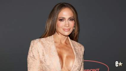 Jennifer Lopez les da a sus fans un vistazo al interior de su nuevo apartamento rosa y blanco de soltera.