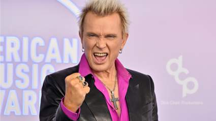 Billy Idol revela que su canción más famosa ha sido malinterpretada durante décadas.