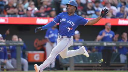 Jesús Sánchez, de los Blue Jays, abandona el partido contra los Orioles después de que un aficionado le lanzara una pelota.
