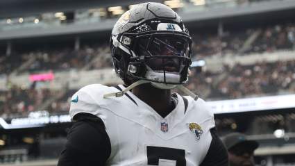 Brian Thomas Jr., de los Jaguars, recibe una fuerte acogida por parte de los Dolphins.