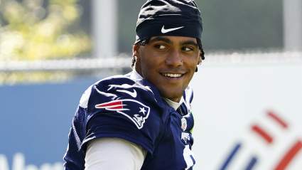 La estrella de los Patriots que se saltó los entrenamientos voluntarios aparece en el partido de sóftbol de Drake Maye.