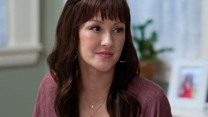 La mejor amiga de Yan-Kay Crystal Lowe, de la marca Hallmark, la acompaña a su tratamiento contra el cáncer en un emotivo video.