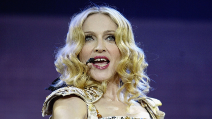 Madonna recuerda haberse despertado "rodeada de llamas" mientras vivía "ilegalmente" en Nueva York.