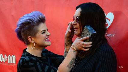 Kelly Osbourne comparte la forma personal en que recuerda a su padre y al rockero de Black Sabbath, Ozzy Osbourne.