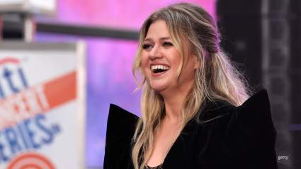 Kelly Clarkson revela de forma adorable la manera "graciosa" en que los amigos de sus hijos se dirigen a ella.