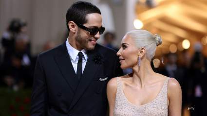 Pete Davidson elogia efusivamente a su ex, Kim Kardashian, en un raro comentario cuatro años después de su separación.