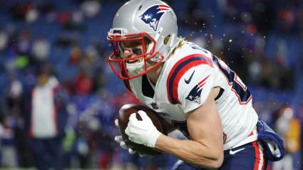 Un exjugador estrella de los Patriots sufre una lesión repentina y es retirado en camilla durante los entrenamientos voluntarios.