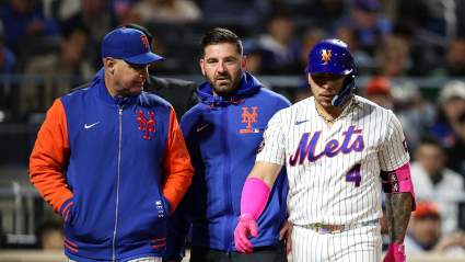 Francisco Álvarez, de los Mets, abandona el partido tras sufrir una lesión en un swing aparatoso.