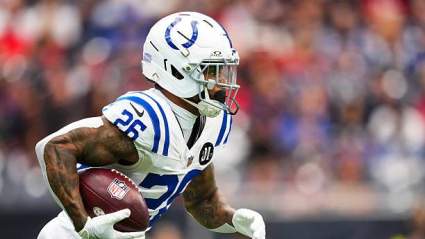 Los Colts, valorados en 1,2 millones de dólares, firman un contrato con un rival de división.