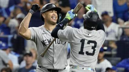 Giancarlo Stanton, de los Yankees, le envía un mensaje a un compañero que le está pidiendo prestados sus pantalones.
