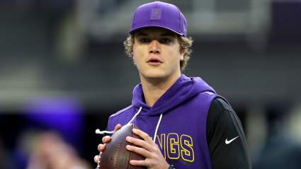 El mariscal de campo de los Vikings, JJ McCarthy, recibe duras palabras de Adam Schefter.