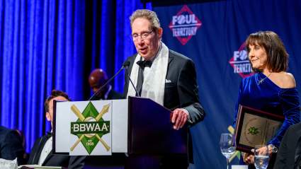 Los Yankees aún no han terminado de homenajear al ícono de los medios John Sterling.