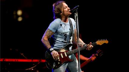 Keith Urban muestra su energía de Yacht Rock en un nuevo vídeo de Instagram.
