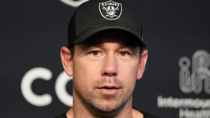 El entrenador en jefe de los Raiders no se anda con rodeos al hablar de Brock Bowers y Tre Tucker.