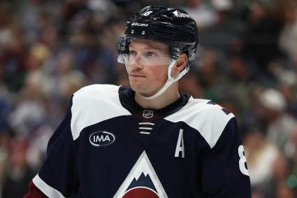 Cale Makar podría estar jugando con una lesión grave, según un experto.