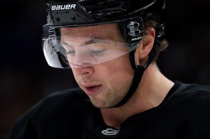 Charlie McAvoy, de los Bruins, se enfrenta a un castigo severo tras sus impactantes acciones en el sexto partido.