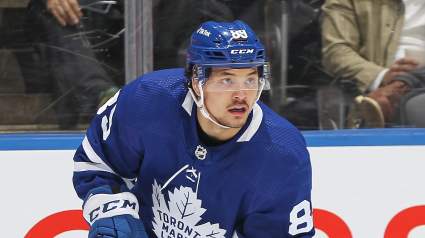 A los Maple Leafs les convendría extender el contrato de Nick Robertson en 2026.