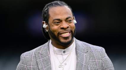 Richard Sherman recibe un mensaje directo de Bud Clark, de los Seahawks.