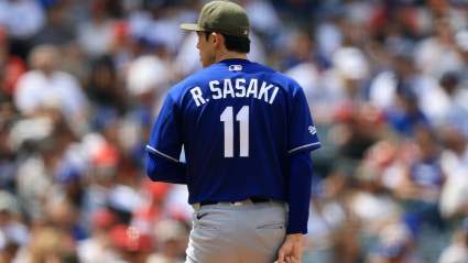 El lanzador abridor de los Dodgers, Roki Sasaki, no se contiene ante la carrera de Dalton.