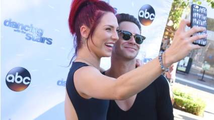La exbailarina profesional de 'Dancing with the Stars', Sharna Burgess, revela una importante noticia sobre su relación con Sasha Farber.