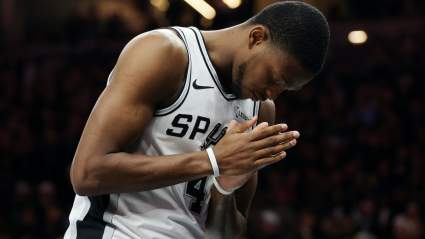 Médico deportivo pone en duda a De'Aaron Fox antes del crucial tercer partido.