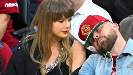 Taylor Swift reacciona cuando Travis Kelce se bebe cerveza de un trago durante la derrota de los Cavs en los playoffs.