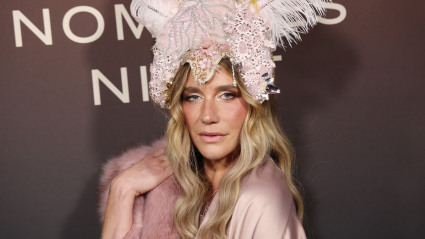 Kesha comparte con orgullo la clave de su confianza tras arrepentirse de un procedimiento cosmético "horrible".