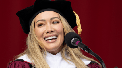VER: Hilary Duff deslumbra a los 38 años con un espectacular traje de baño blanco para Sports Illustrated
