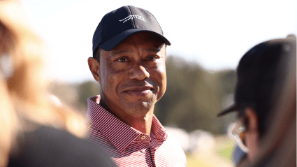 Tiger Woods luce renovado en las primeras fotos desde que salió de rehabilitación tras su caída en marzo.